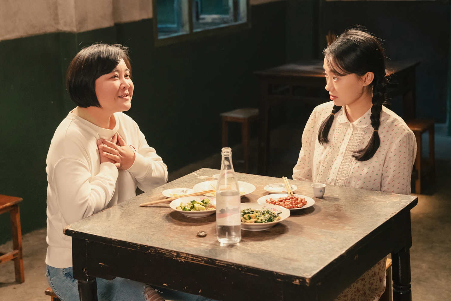 張小斐（右）在《你好，李煥英》中飾演年輕版的李煥英，因為本片讓她爆紅，她曾公開表示賈玲是自己的「貴人」。（車庫娛樂提供）