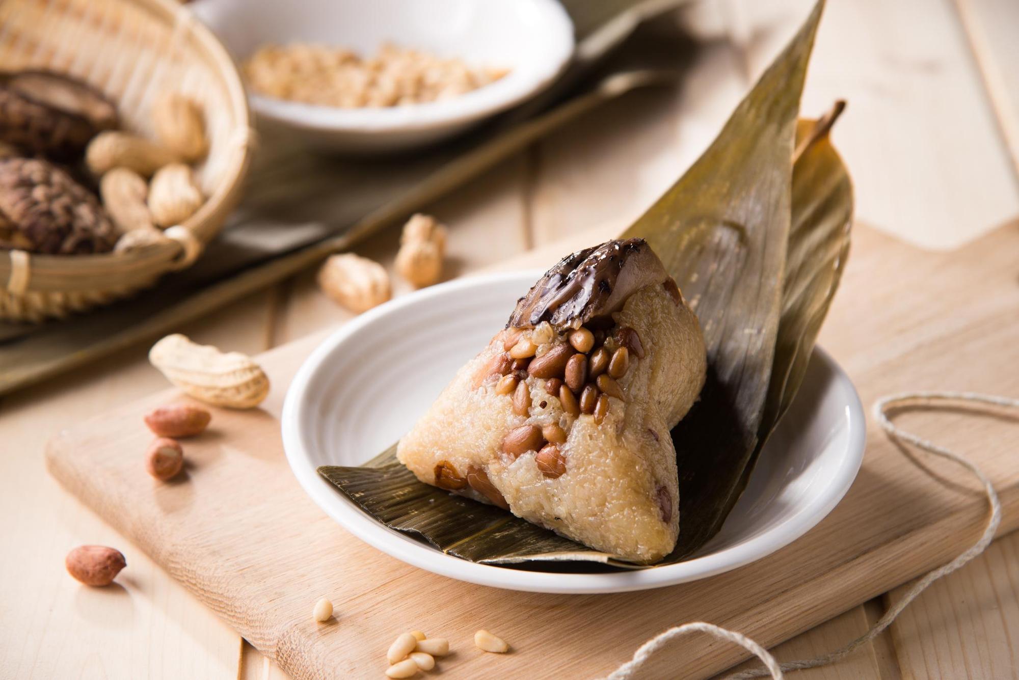高雄國賓的「松子香菇花生素粽」嚴選配料並遵循古法手工製作，讓鮮香十足的粽子成為節慶好滋味。(單粒109元/每袋八粒裝872元)