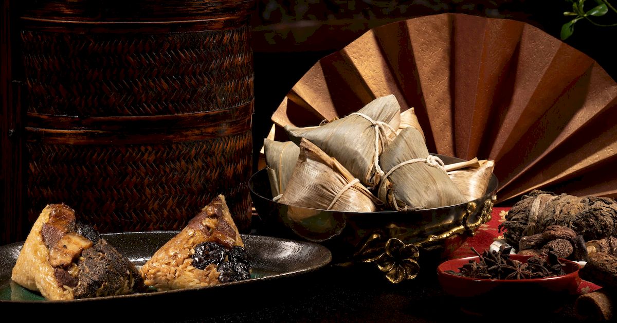 台北國賓大飯店經典熱銷的「國賓御品雙味粽禮袋」，打造客家經典風味，傳統台式粽是許多人記憶中的家鄉味。(客家梅干黑豚肉粽、黑豚肉香菇粽各3入/每盒NT$1,200)