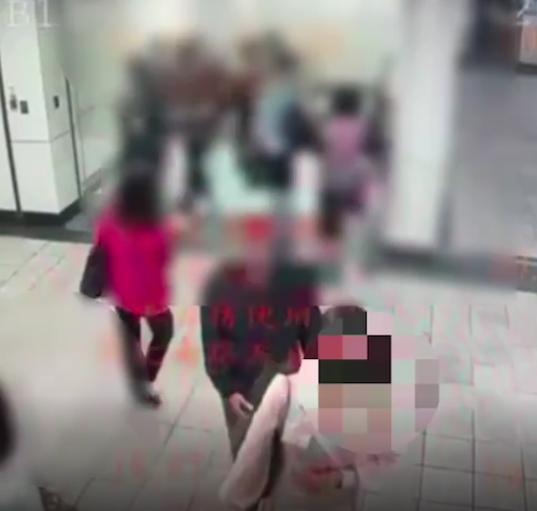 蕭男持攝影機尾隨、偷拍女子裙下風光，全遭捷運站出口監視器拍下。（大安分局提供）