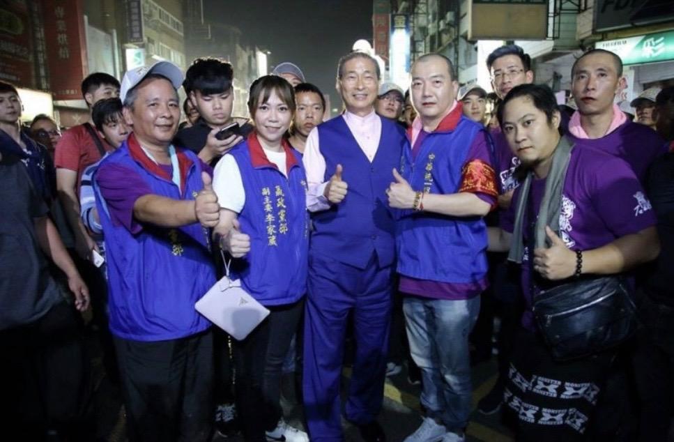 張安樂與李家葳、吳金虎夫妻。（翻攝統促黨官網）
