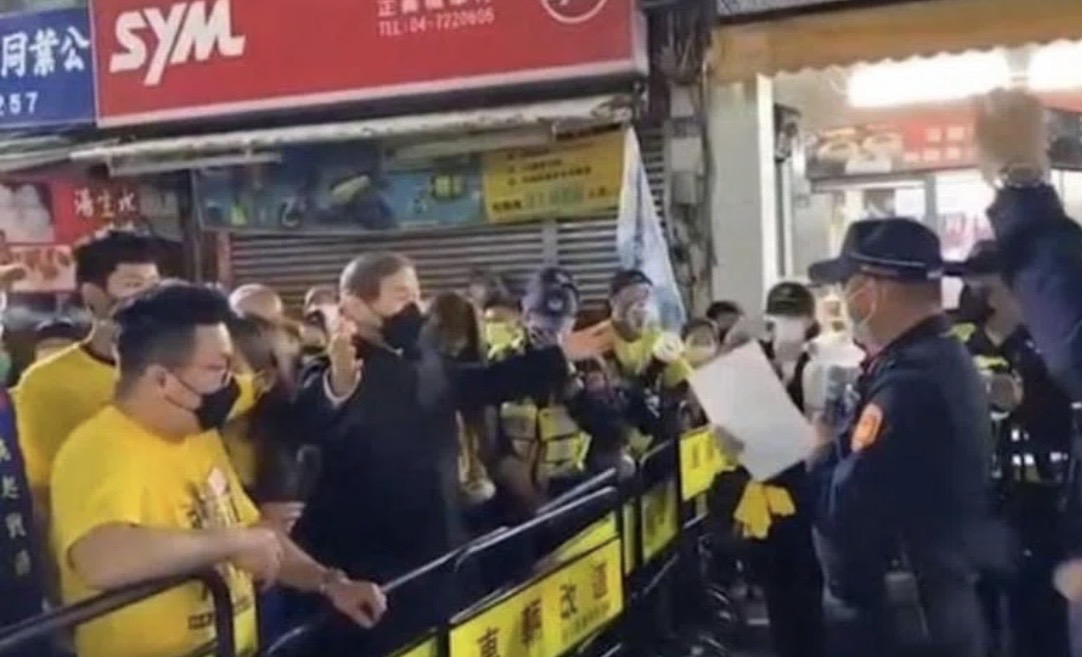 張安樂與警方理論。(警方提供)