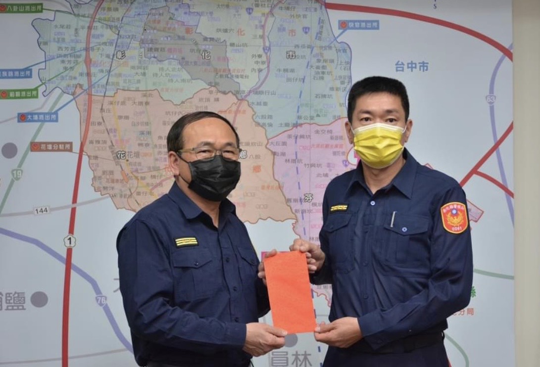 彰化縣局長吳坤續頒發慰問金給受傷的副分局長鐘振邦。(彰化警察局官網)
