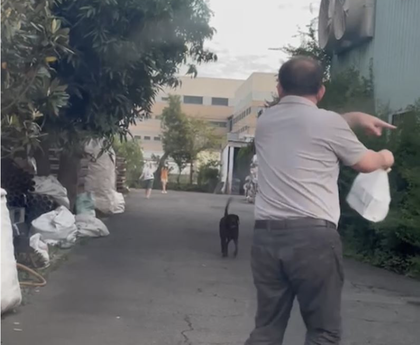 中醫公會副秘書長陳博淵醫師親自將藥送到民眾府上。(中醫師公會全聯會提供)