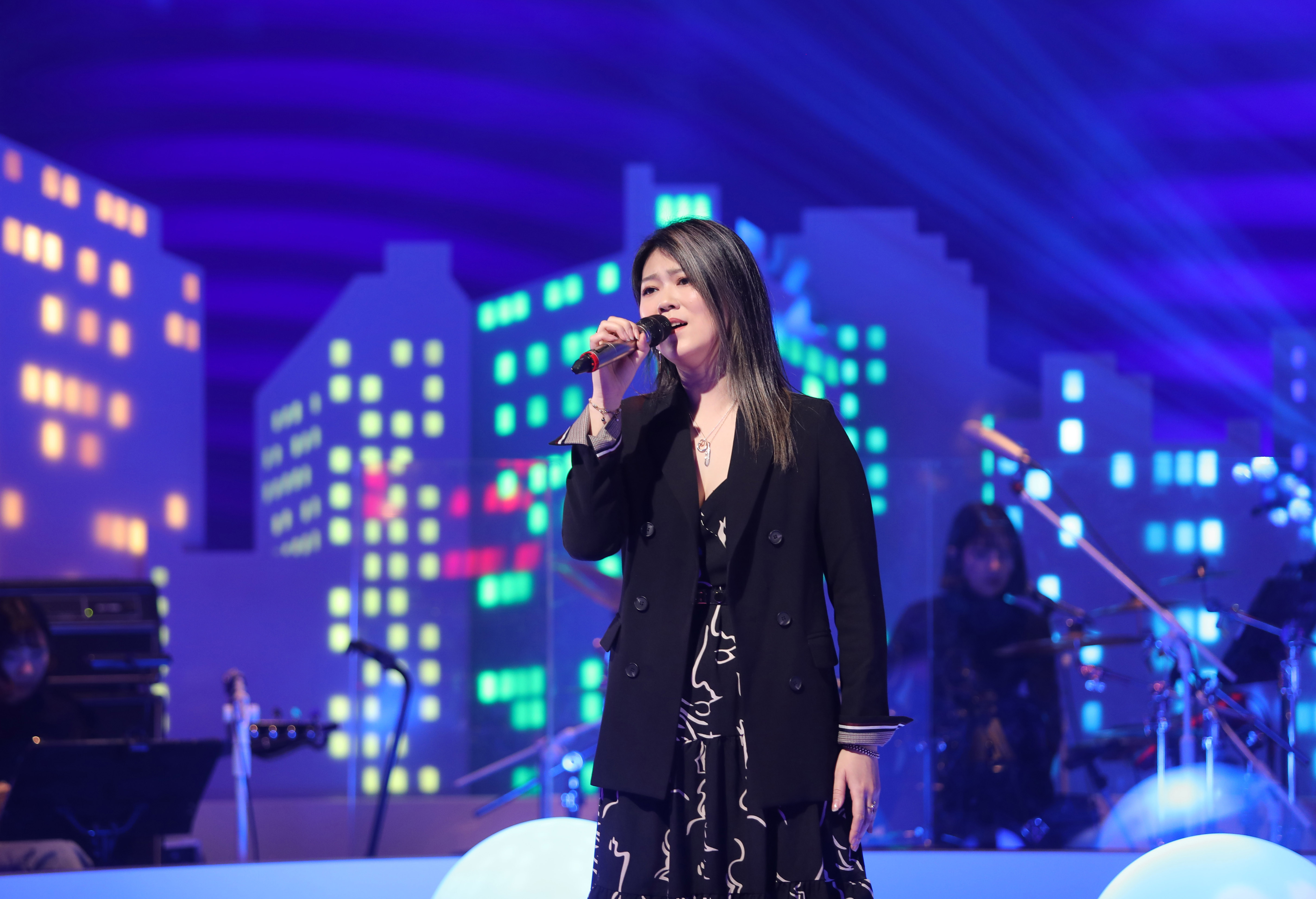 在《姐妹們的音樂萬萬歲》中曹雅雯打破台語歌曲女性苦情形象。（公視提供）