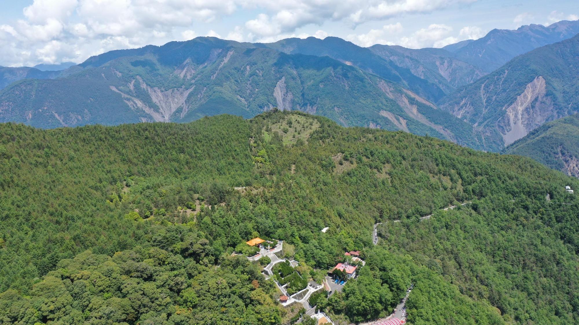 南橫正式復通,陳其邁邀大家來沿途的觀光景點打卡追美景。(高雄市政府提供)