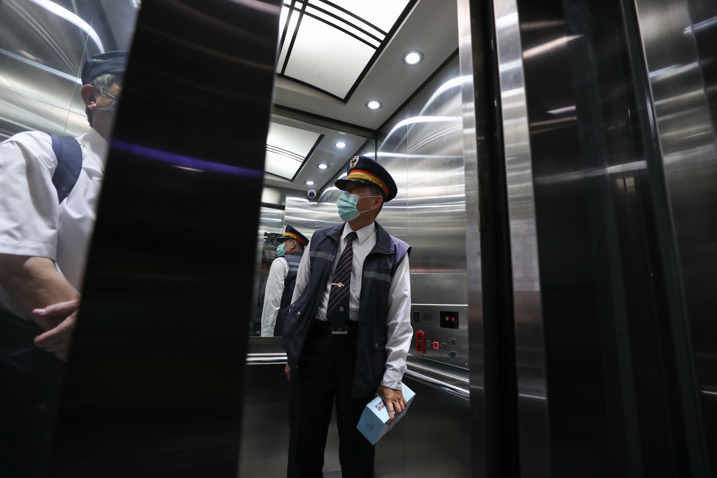 台灣鐵路工會發動會員於勞動節當天集體不加班，因此今日僅有少數台鐵員工上班；圖為高雄新左營站情形。