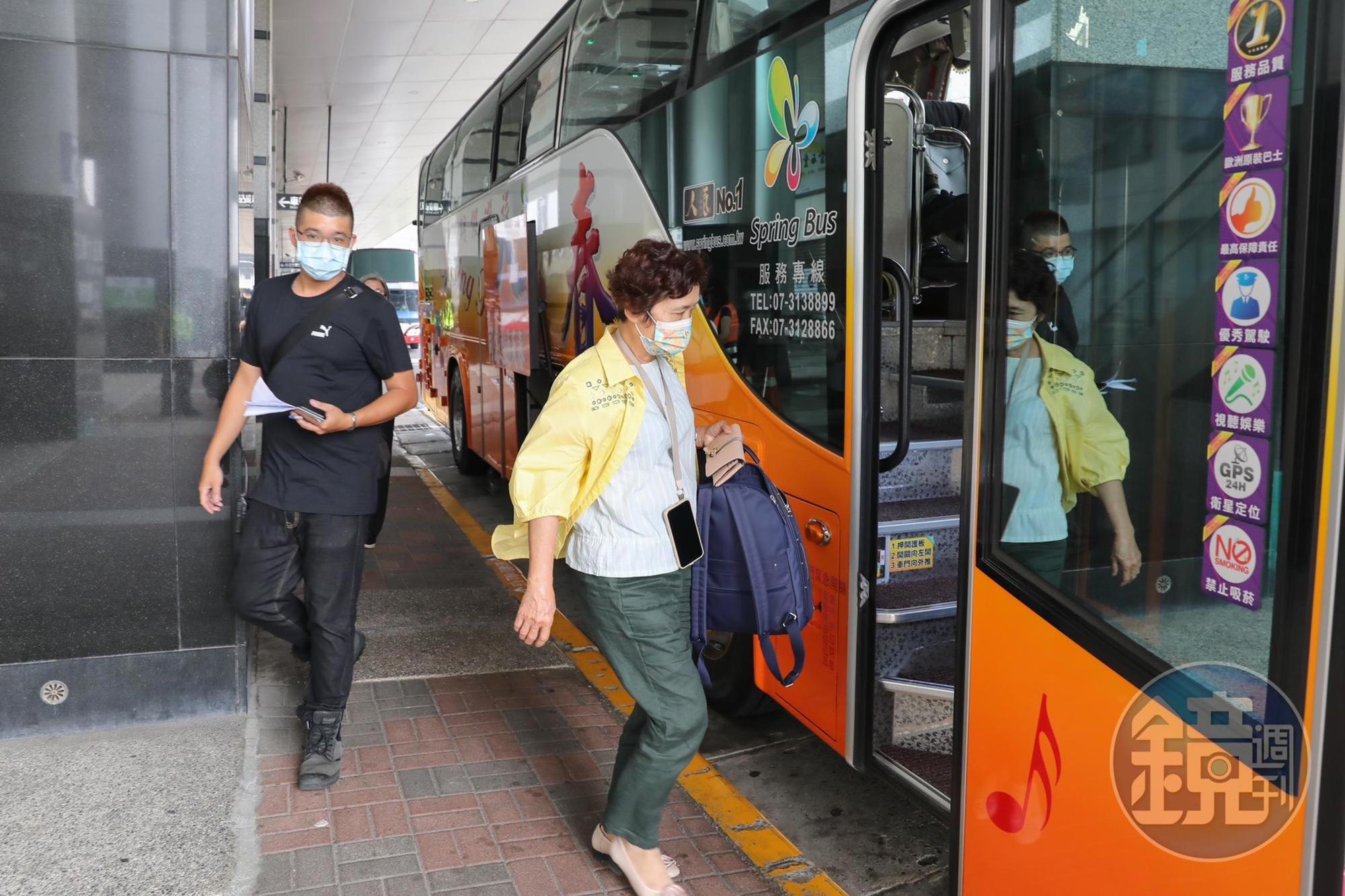 不少民眾選擇搭乘「類火車」路線;圖為高雄新左營站情形。