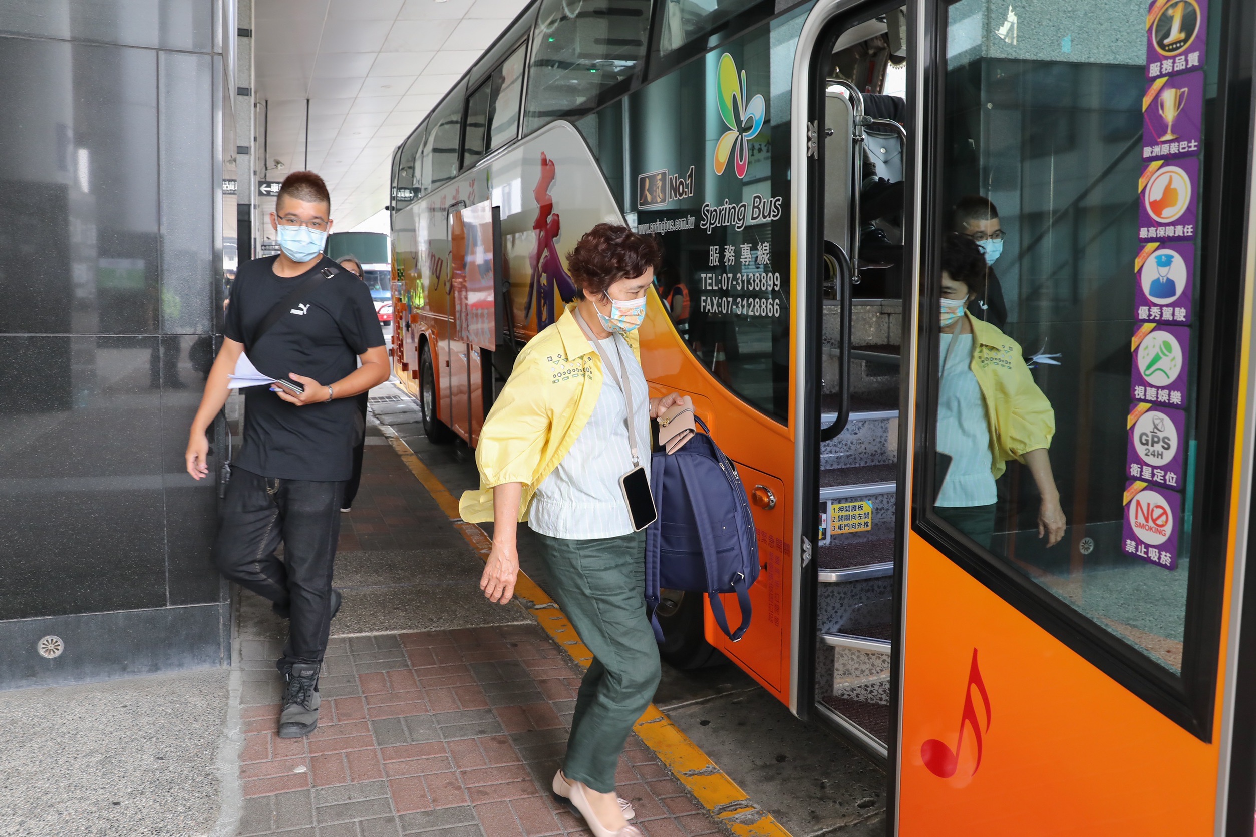 不少民眾選擇搭乘「類火車」路線；圖為高雄新左營站情形。