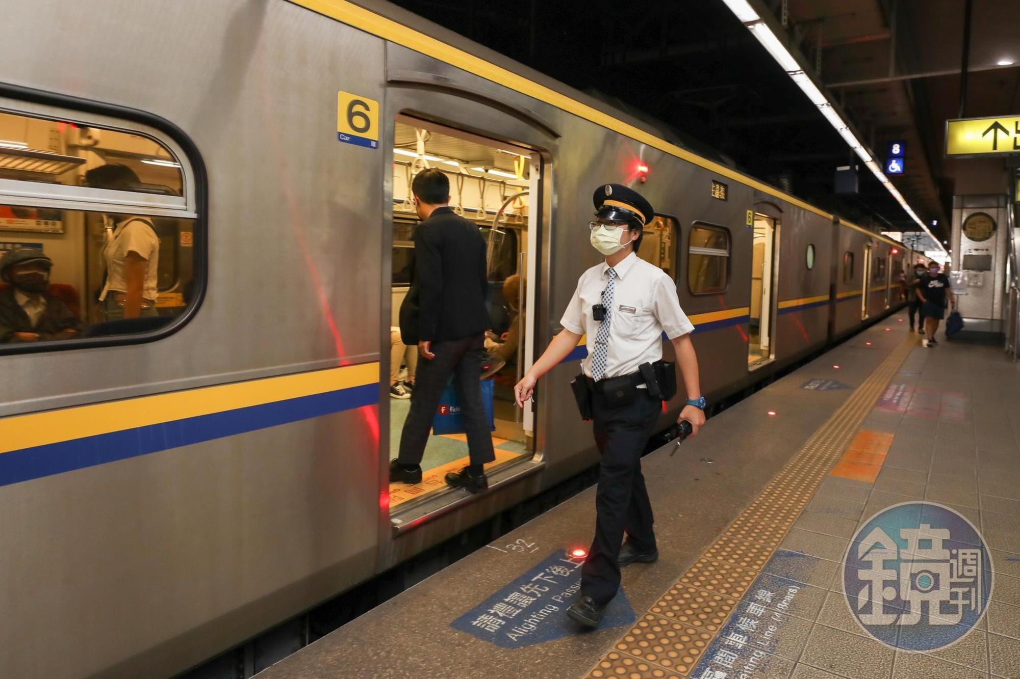 因應勞動節連假,台鐵僅能加班車、類火車疏運;圖為高雄新左營站情形。