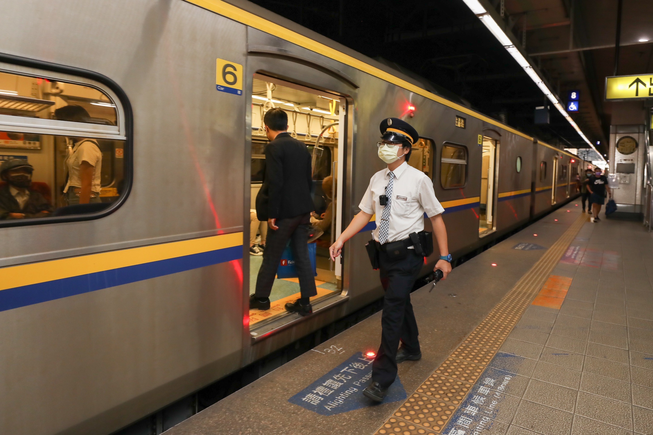 因應勞動節連假，台鐵僅能加班車、類火車疏運；圖為高雄新左營站情形。