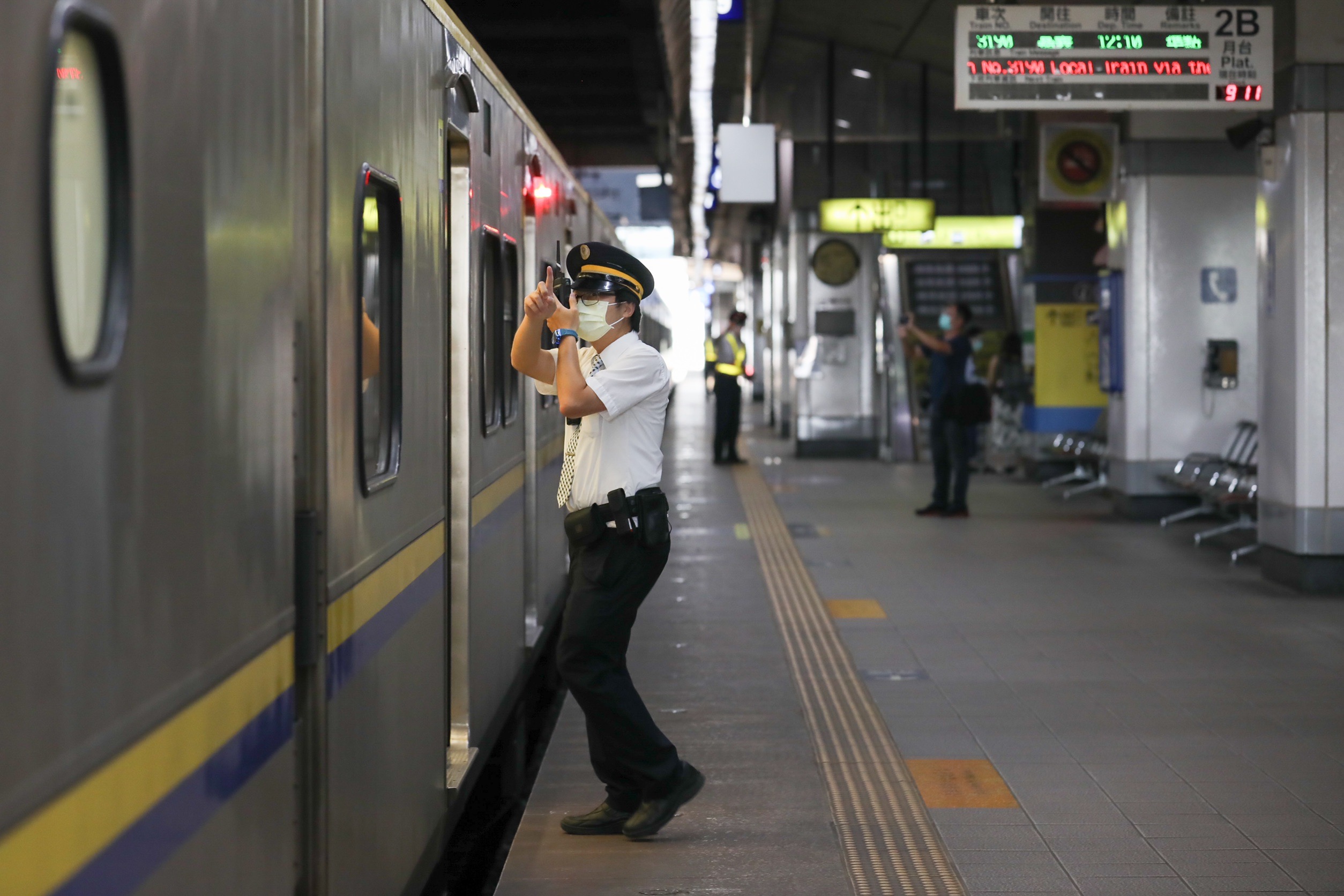 台灣鐵路工會發動會員於勞動節當天集體不加班，因此今日僅有少數台鐵員工上班；圖為高雄新左營站情形。
