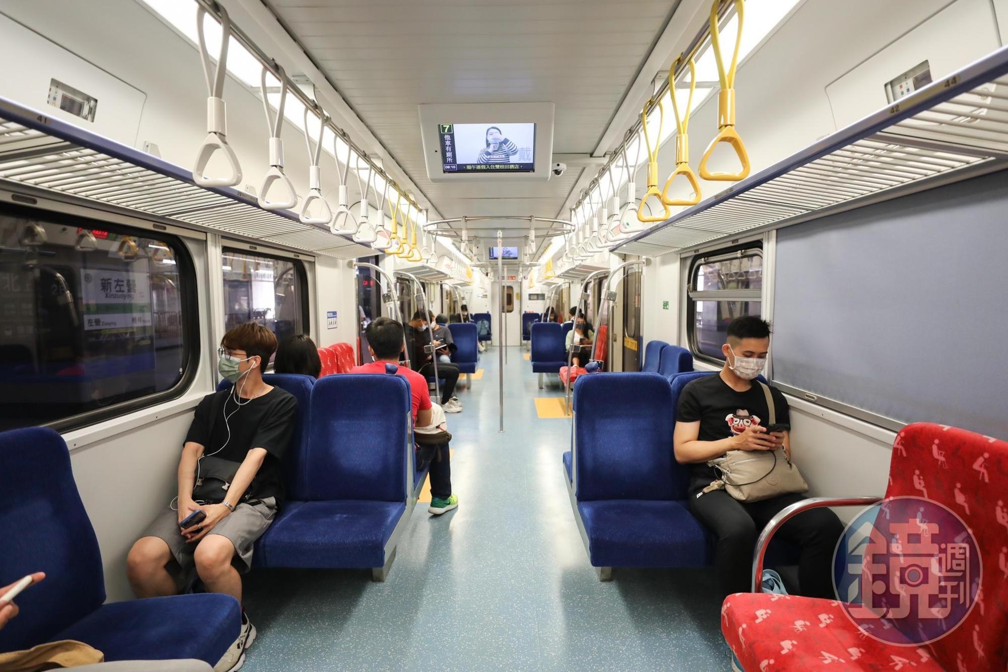 台鐵今日機動加開18列次區間車及區間快車;圖為高雄新左營站情形。
