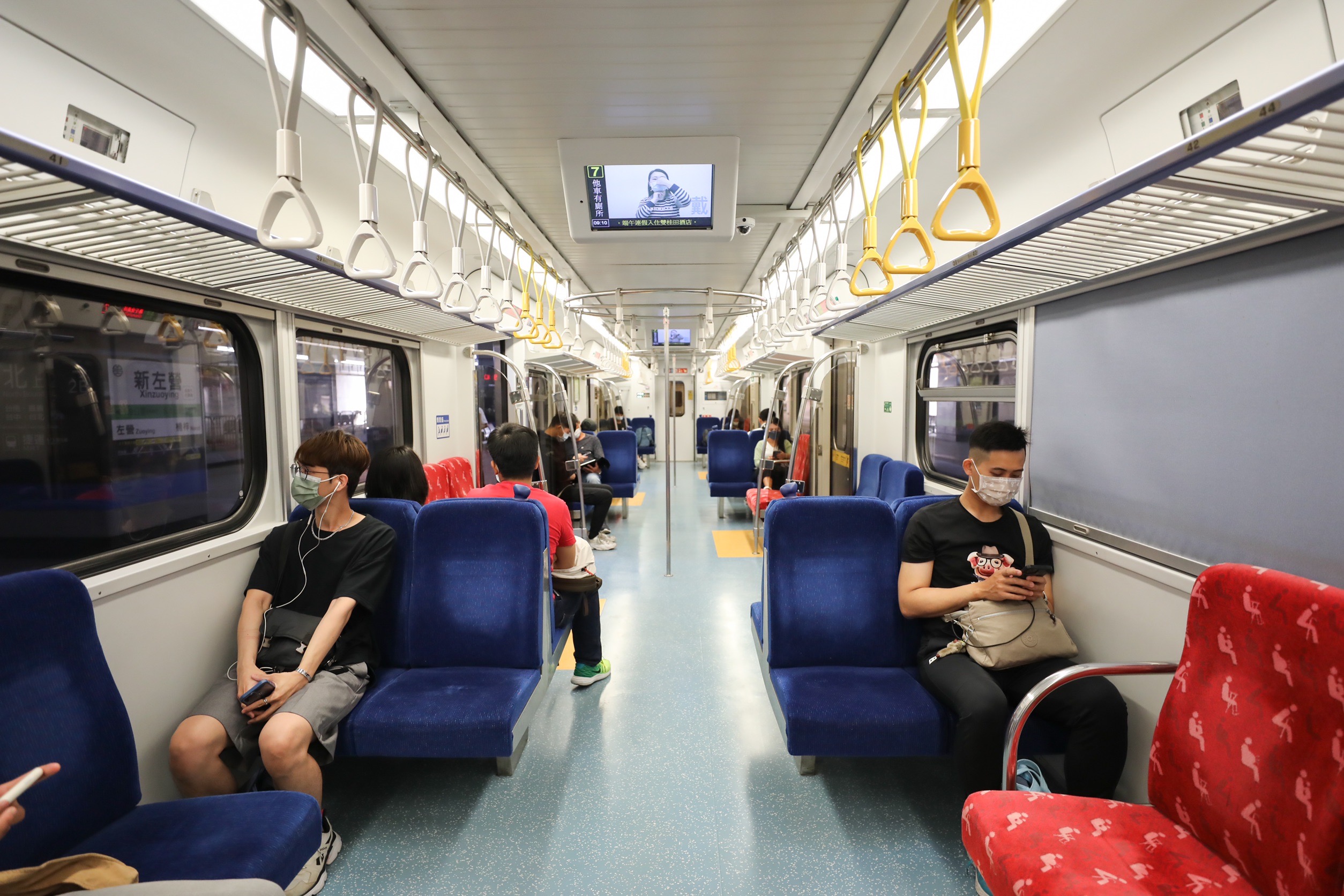 台鐵今日機動加開18列次區間車及區間快車；圖為高雄新左營站情形。