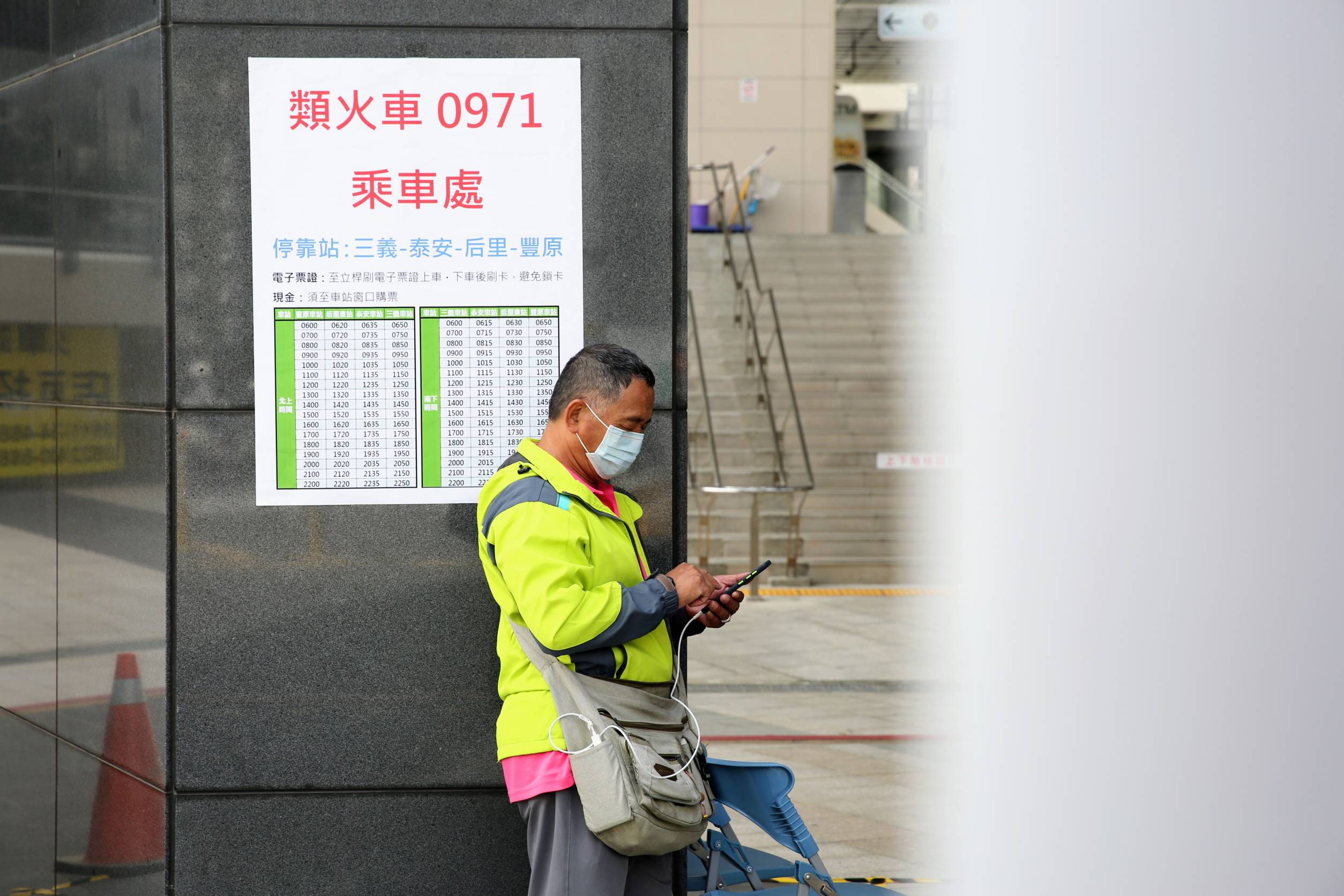 車站外不少民眾排隊等待類火車路線；圖為台中豐原站情形。