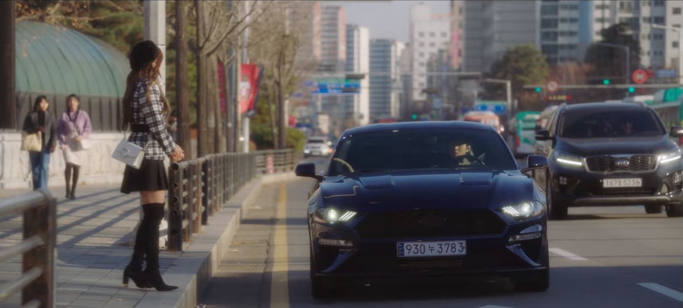 金世正假扮富家千金赴約時，揹著C型水晶馬蹄釦裝飾的JIMMY CHOO Madeline斜背包。（翻攝自網路）