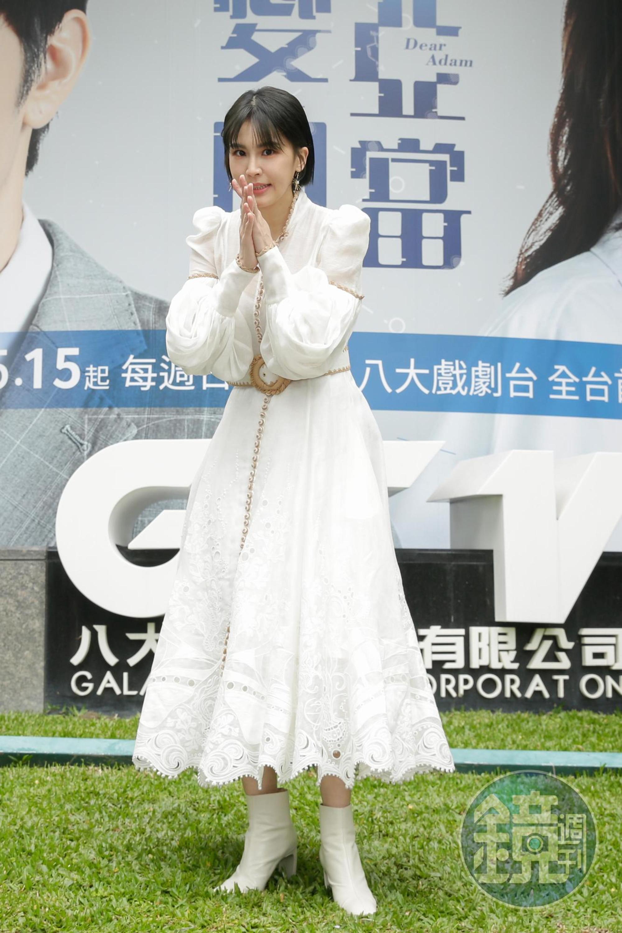 九天玄女法力無邊,曾沛慈現身《親愛的亞當》揭幕儀式,起乩迎駕。