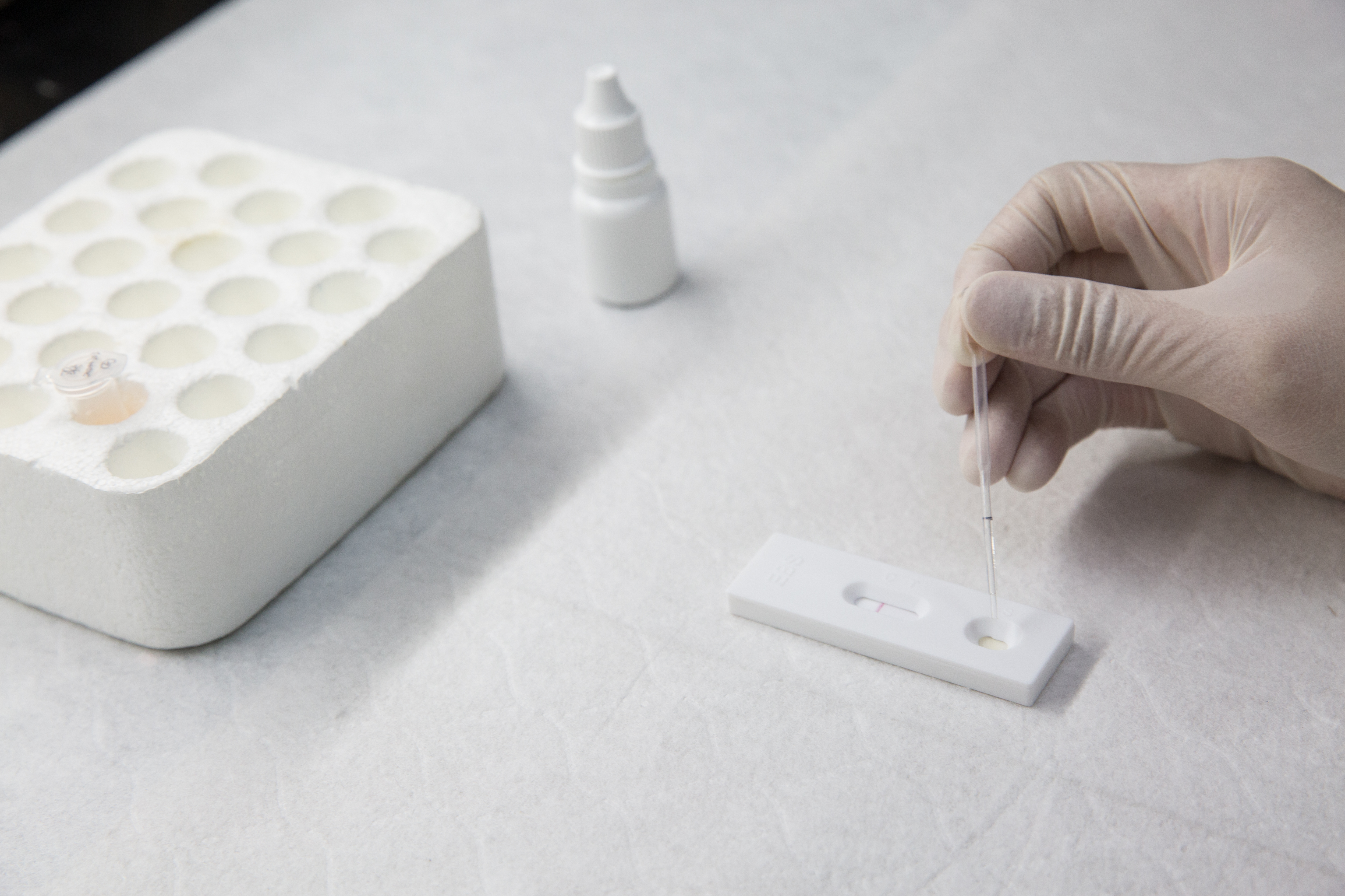 女網友自覺足跡單純卻莫名染疫，感冒的同住家人也是確診才知，可能遭到母親感染。（本刊資料照）