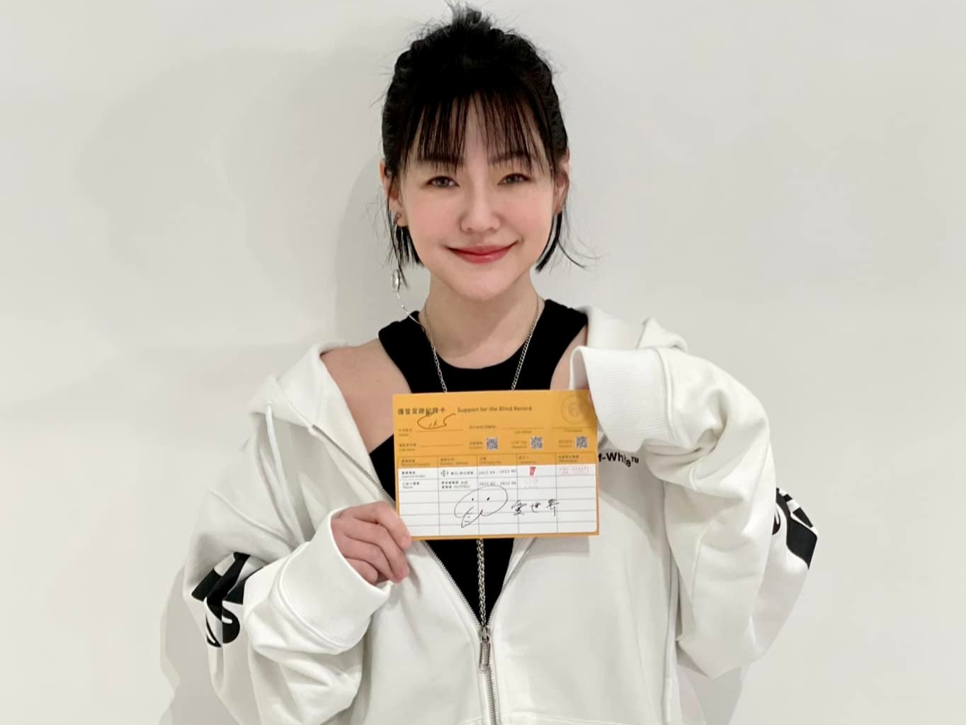 小S因接觸確診工作人員，昨日緊急取消進棚錄影，在家進行居家隔離。（翻攝自小S臉書）