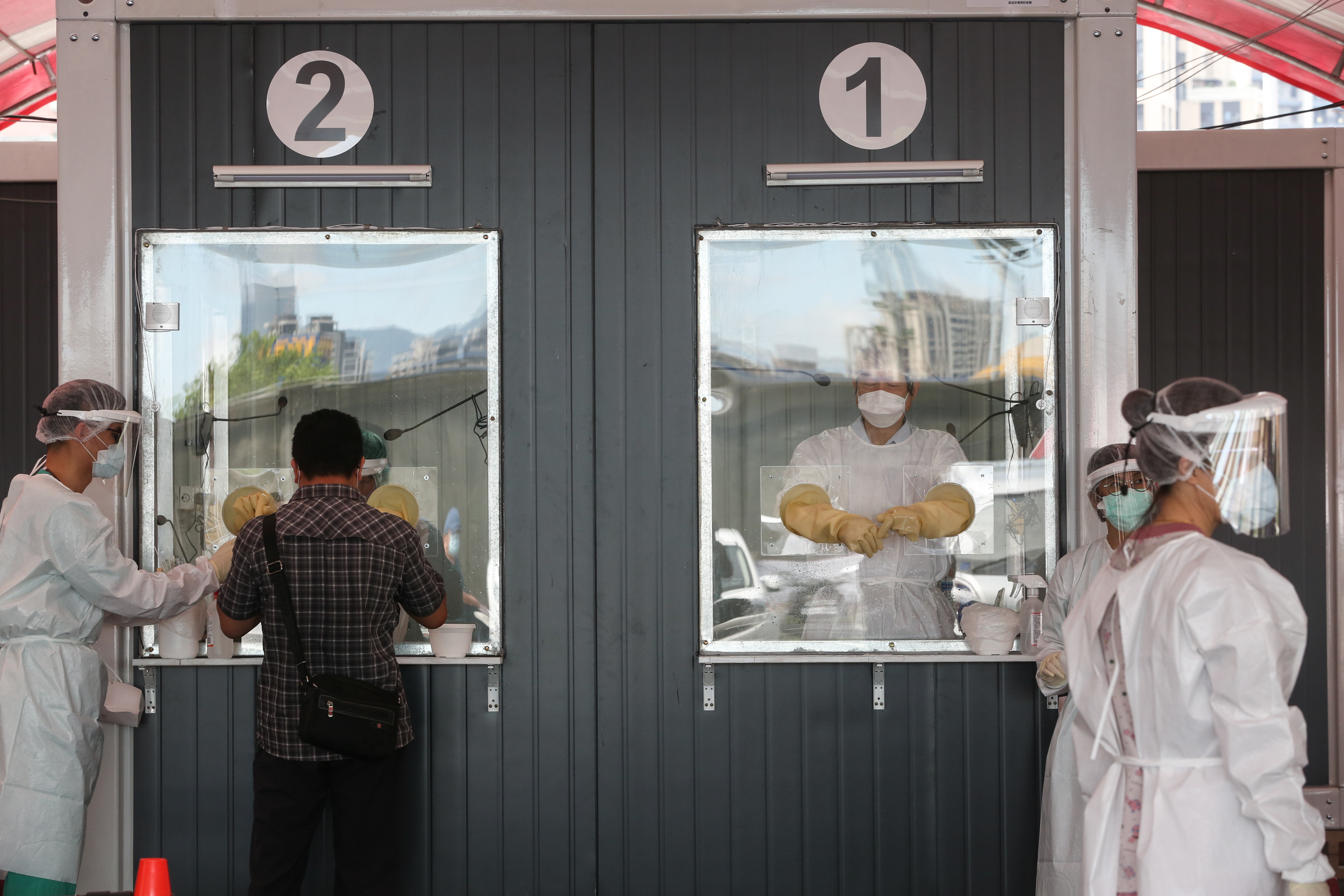 陳時中呼籲民眾，快篩陽性才去做PCR採檢，且民眾可多利用一般社區篩檢站，而非全部湧入醫院急診室。（本刊資料照）