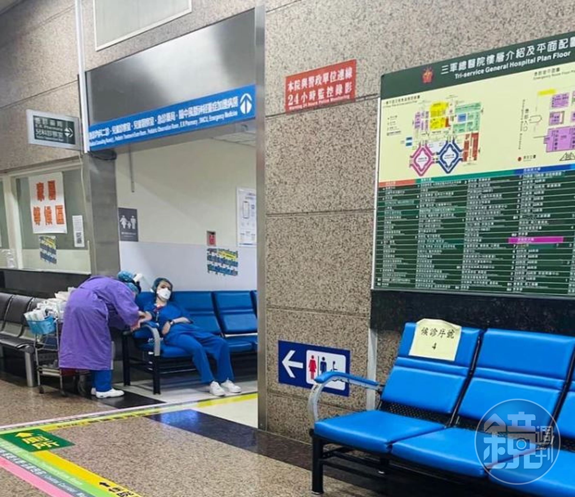 拍下累癱的醫護人員，唐從聖不捨表示「辛苦了」。（翻攝唐從聖臉書）