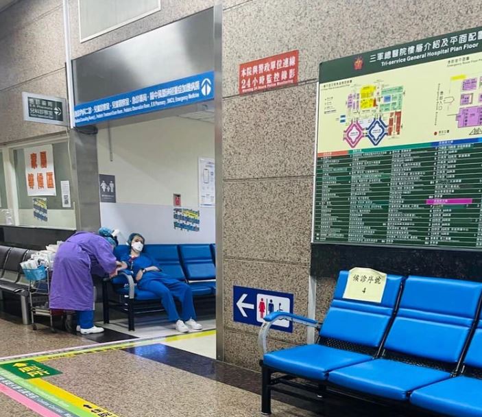 拍下累癱的醫護人員，唐從聖不捨表示「辛苦了」。（翻攝唐從聖臉書）