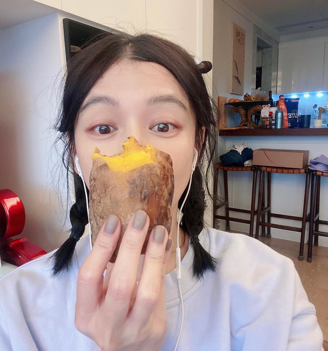 徐若瑄吃大地瓜，更自曝在美人尖附近發現一根白頭髮，要大家來找碴。（翻攝自徐若瑄IG）
