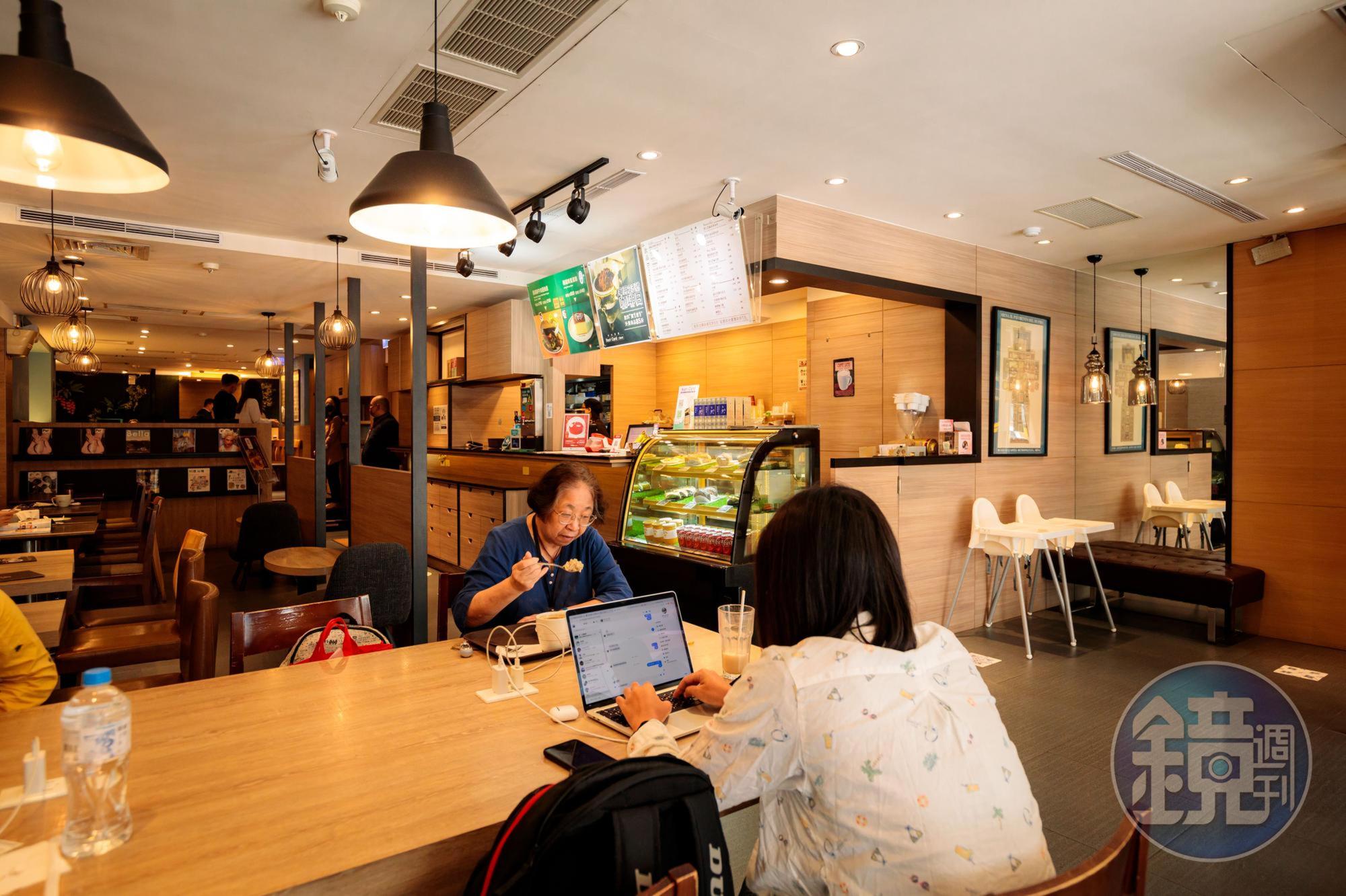  比起外帶店，怡客多數門市皆有寬敞舒適的用餐空間，提供消費者辦公、休息以及小聚的多樣用途。