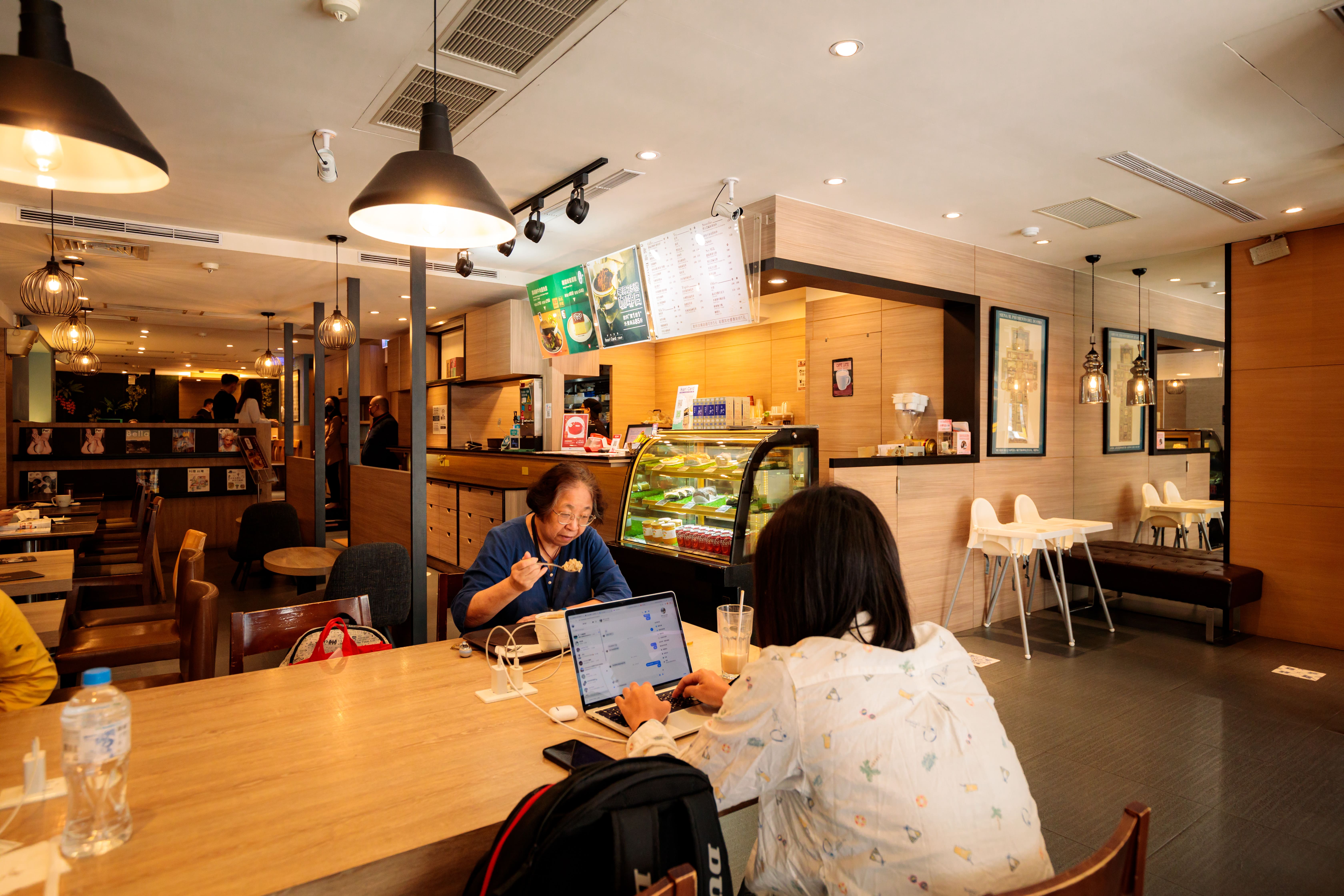  比起外帶店，怡客多數門市皆有寬敞舒適的用餐空間，提供消費者辦公、休息以及小聚的多樣用途。