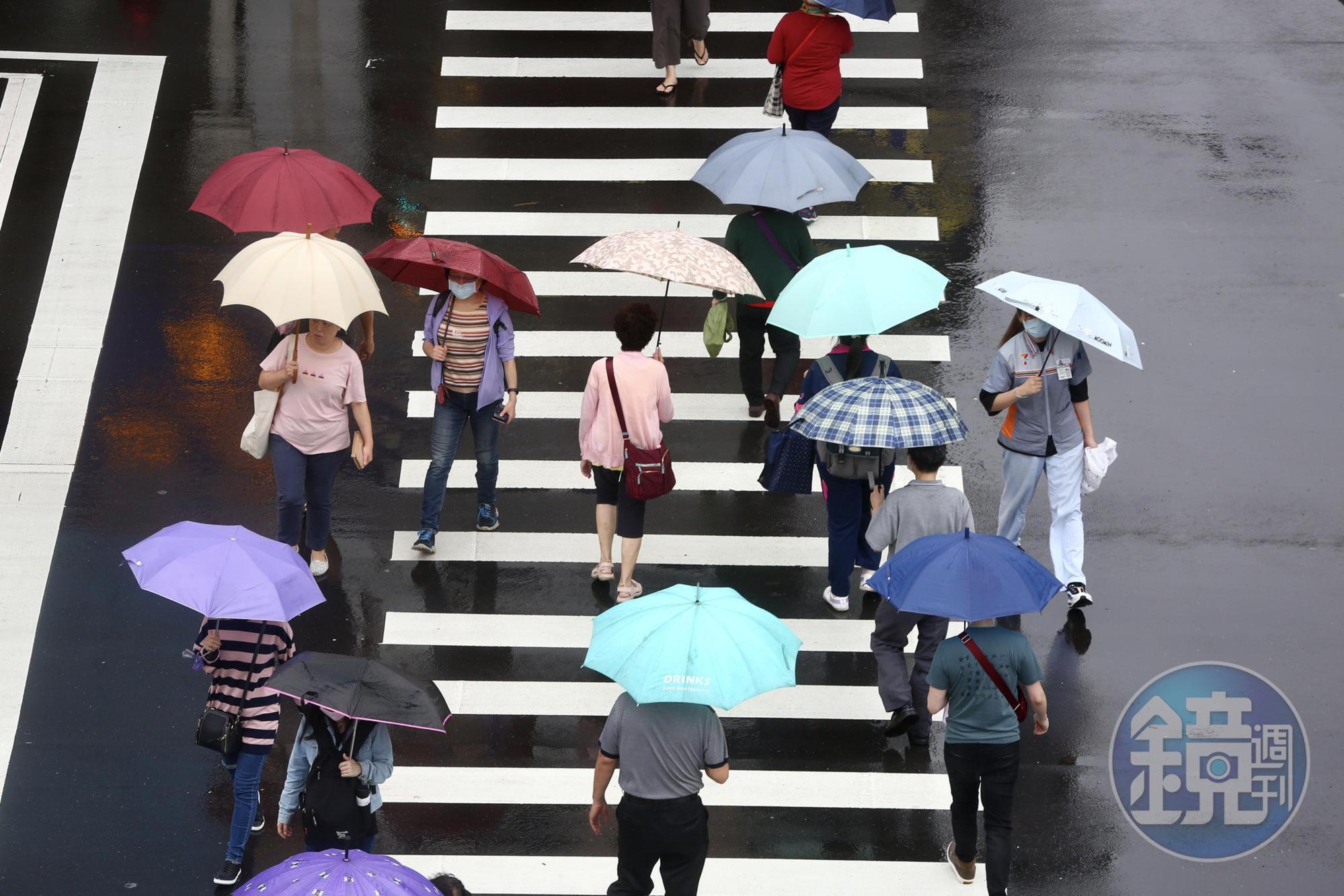 受東北季風與南方雲系北移影響，全台各地皆有陣雨。