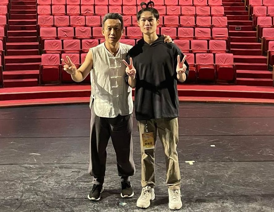 郭子乾(左)近期忙演出舞台劇,不料突傳確診。(翻攝郭子乾臉書)