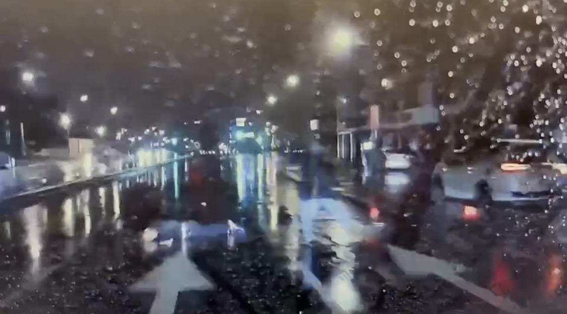 莊男被撞後倒臥路中。（翻攝畫面）