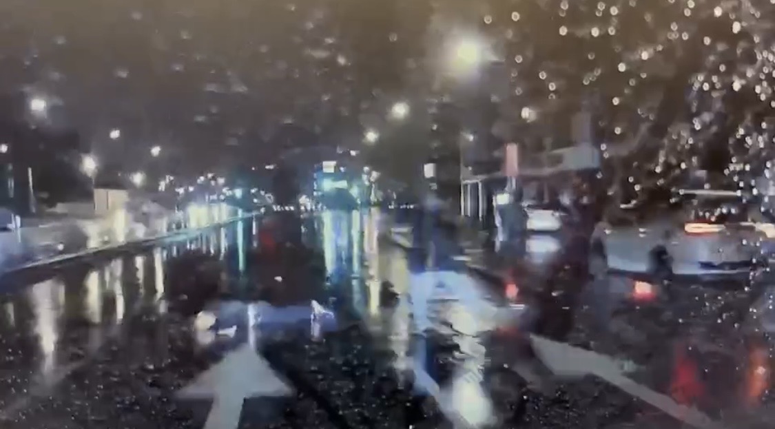 莊男被撞後倒臥路中。（翻攝畫面）