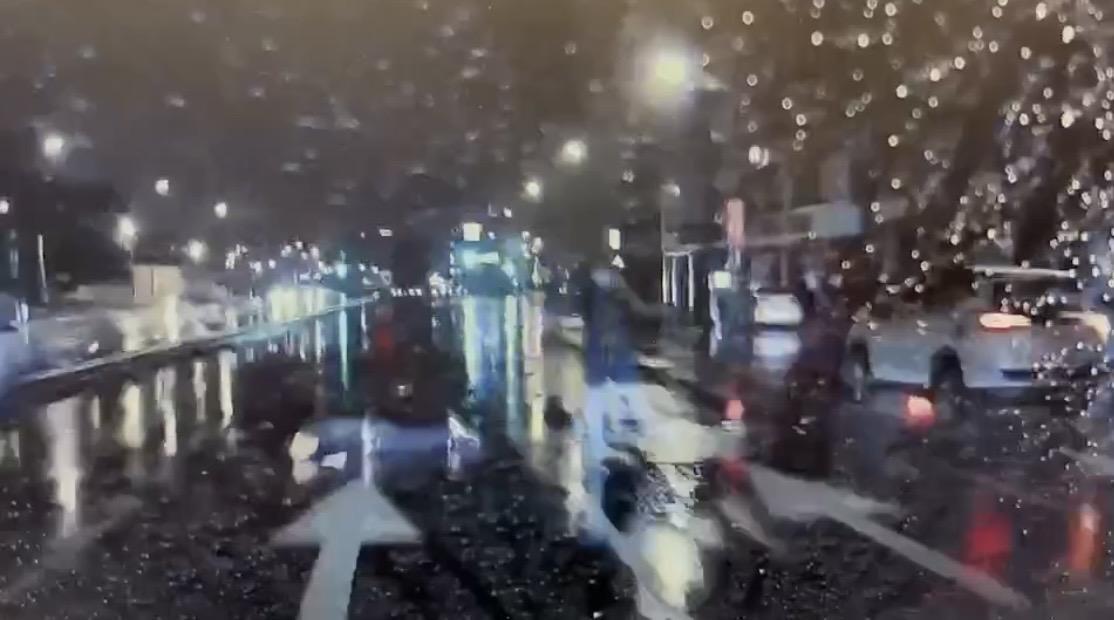 莊男接連被4車撞擊。（翻攝畫面）