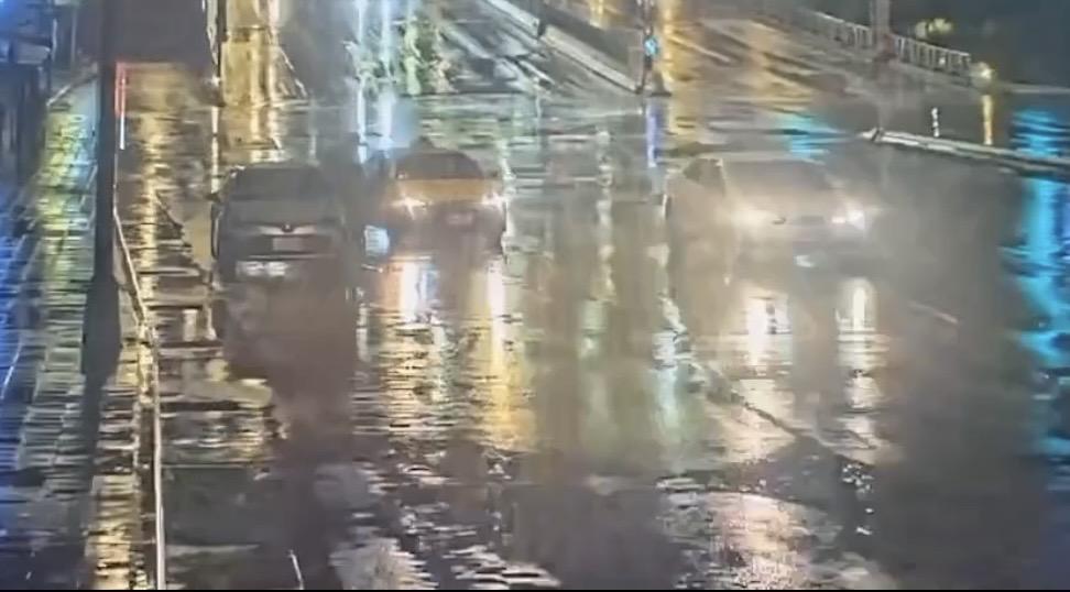 2駕駛路邊商談，第3部白色轎車逃逸。（翻攝畫面）