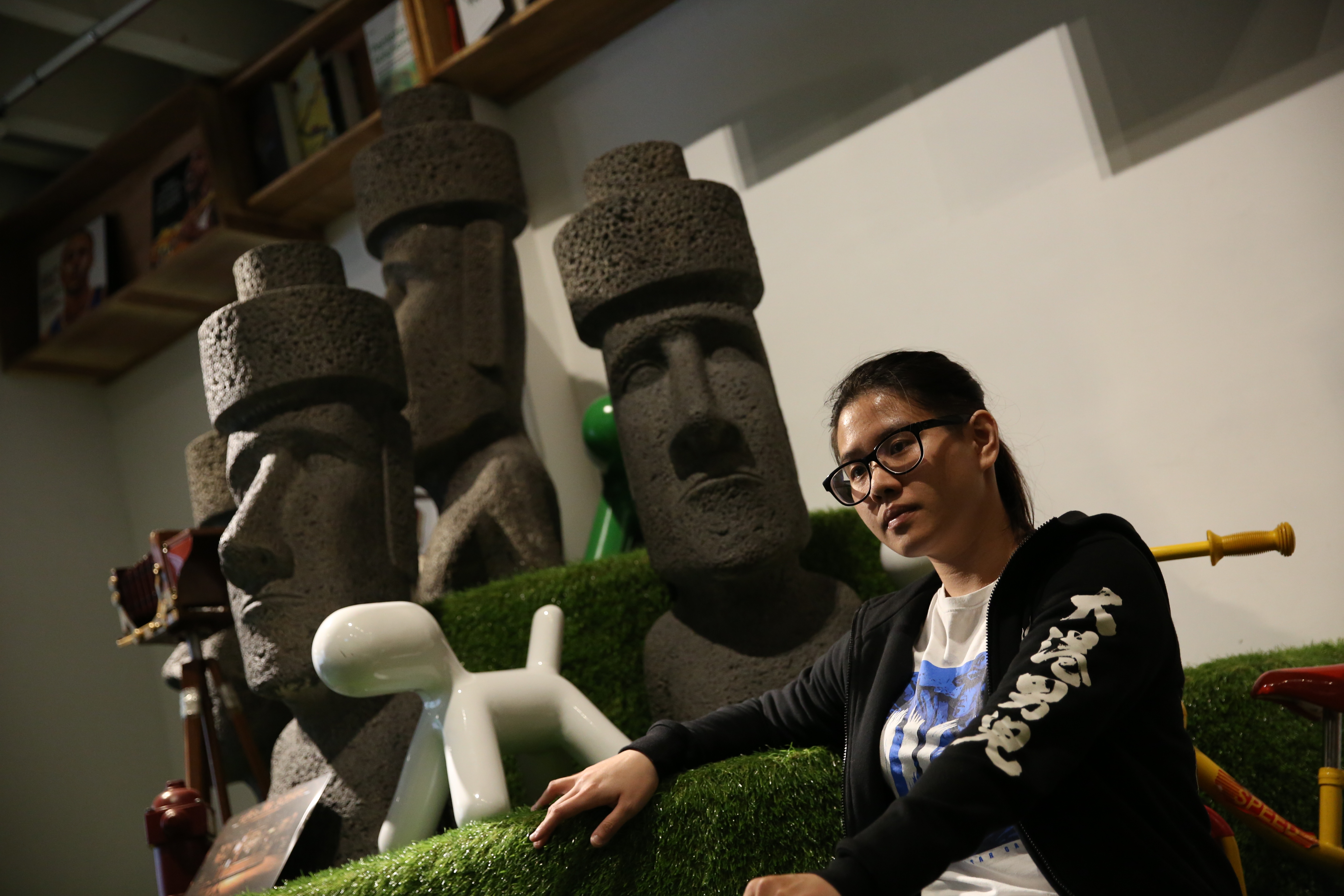 漫畫家蠢羊長期關注社會議題，曾以警消故事創作多部漫畫。