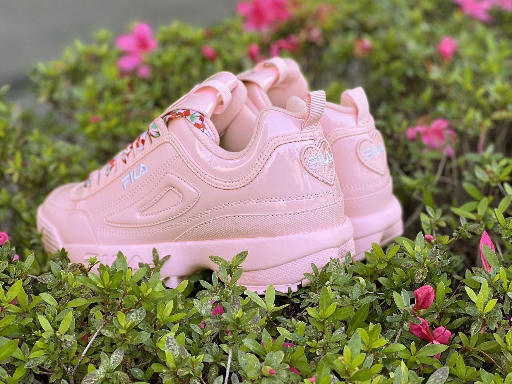 滿滿粉紅色的DISRUPTOR II HEART有著漆皮鞋面與櫻桃印花鞋帶、心型立體鞋舌。（FILA提供）