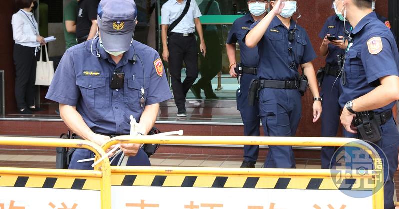 埔里警方上月巡邏時，發現路邊一輛未熄火的車內有兩名男女躺平，怎麼也叫不醒，當下決定立刻破窗救人。（示意圖，本刊資料照）  