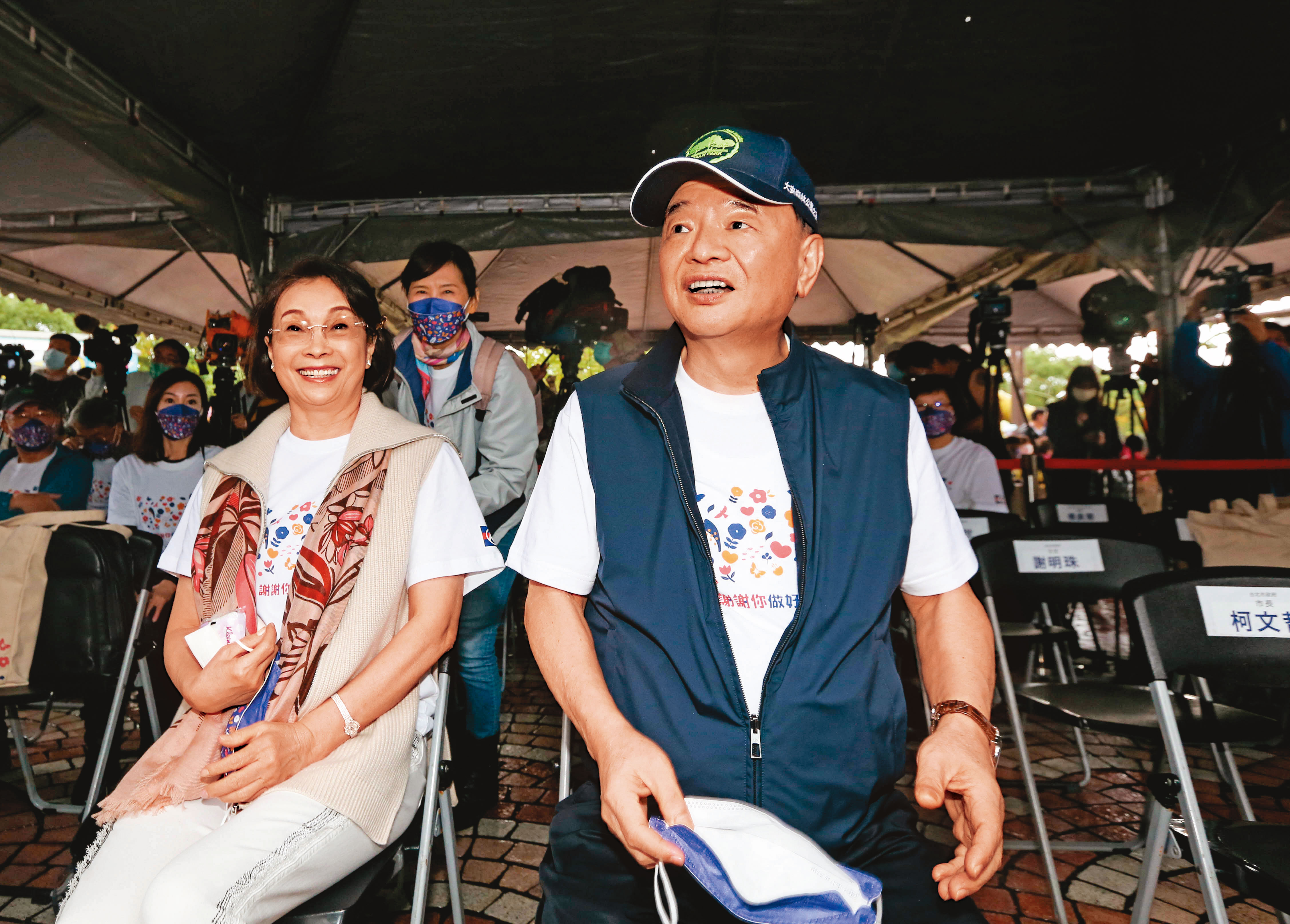 林敏雄（右）近年皆以全聯董座名義出現在媒體前，也熱衷於公益活動。