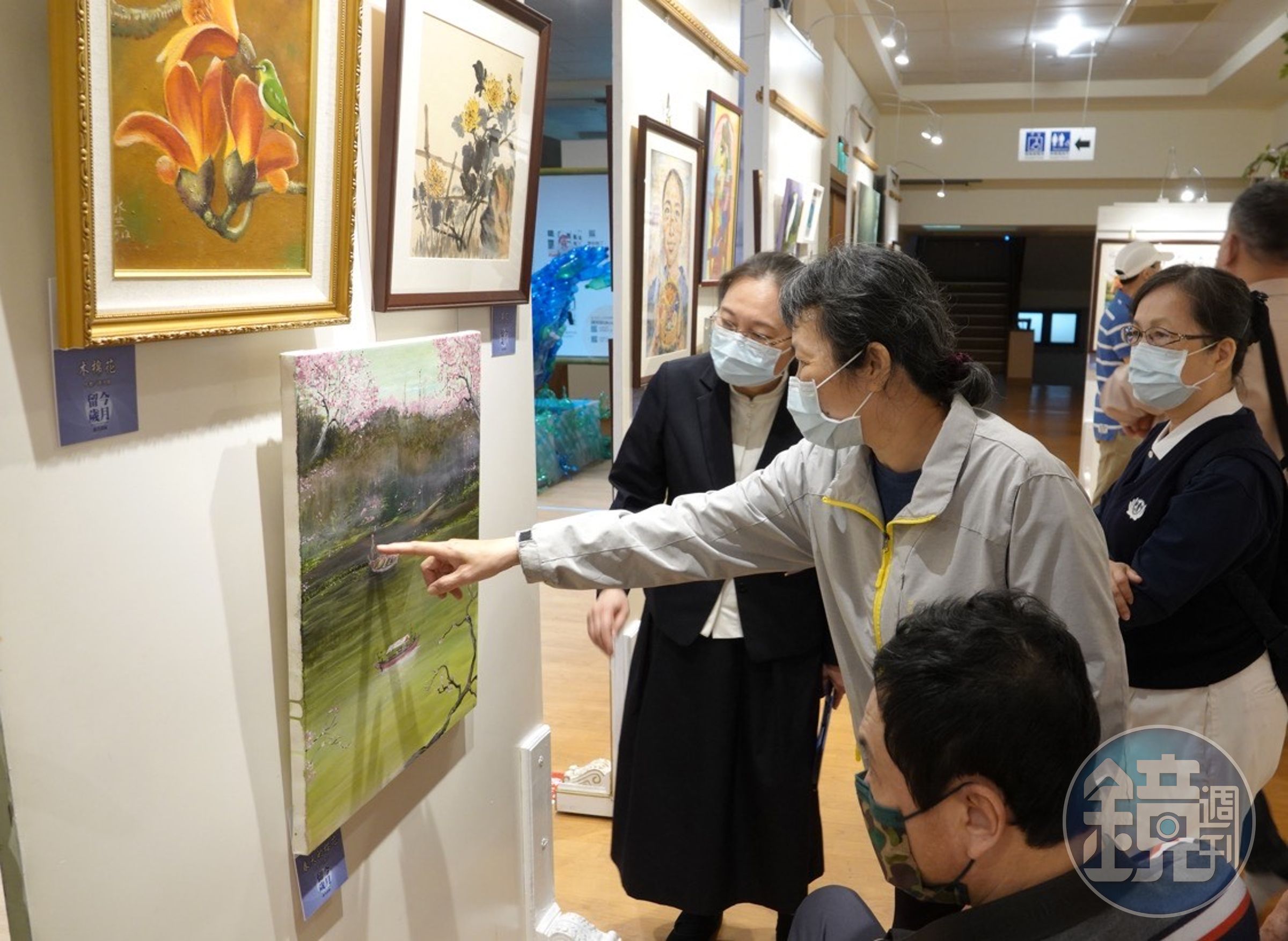 今年慈善聯展以智慧相結合、愛心相扶持，作者是志工關懷的家庭，每一幅作品都有它動人的故事。（慈濟基金會提供）