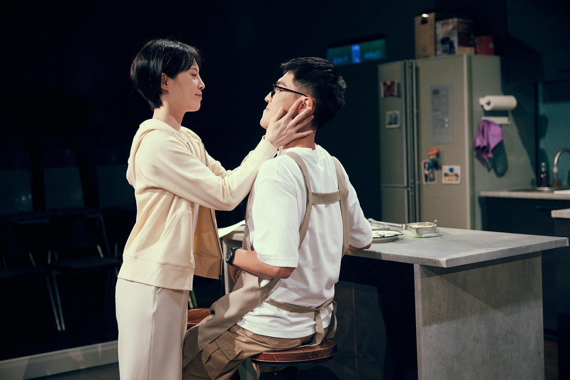 「爆花」蔡亘晏演出舞台劇《婚內失戀》,順利完成連續十場表演。(巨宸製作提供)