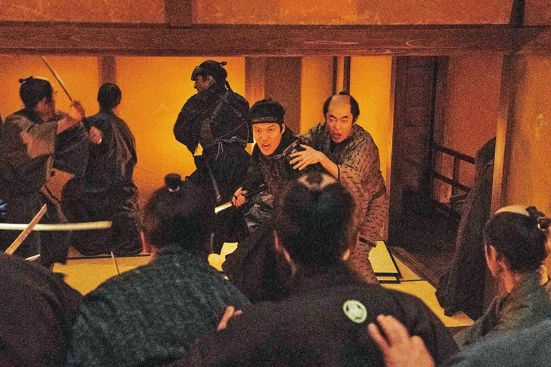 電影場景考據用心，劇組實際搭建出一整座池田屋，重現歷史知名的「池田屋血戰」。（采昌提供）