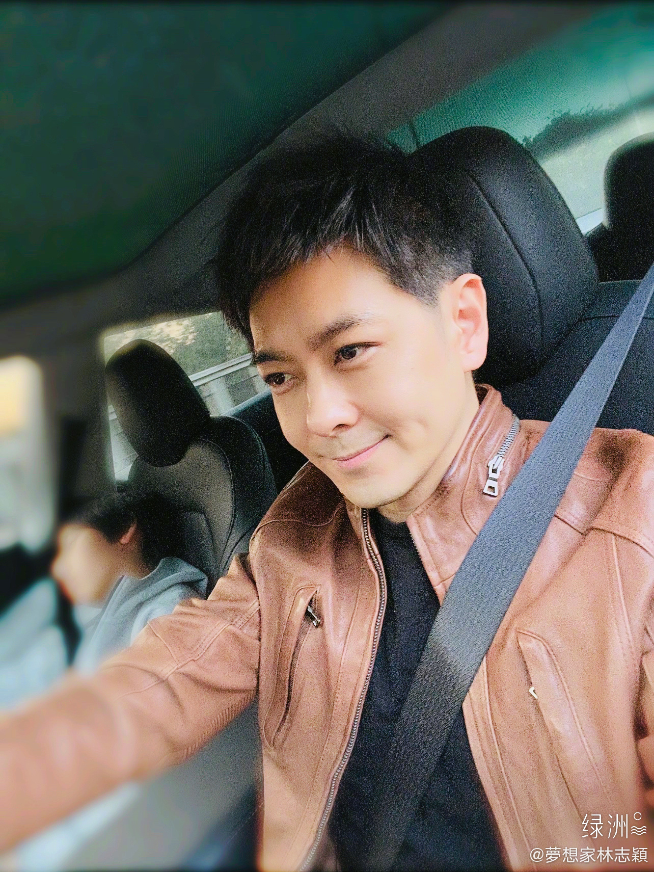 林志穎曾曬照去涼麵名店買宵夜,眼尖粉絲從車子儀表板認出他開的是全球限量的保時捷超跑。(翻攝自林志穎微博)