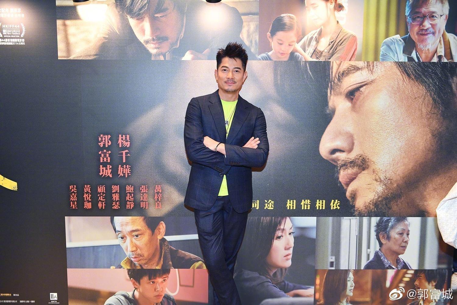 天王郭富城愛車也愛妻,港媒直擊他與嫩七方媛吃完宵夜後,一路手牽手走到走到停在路邊的藍寶堅尼超跑上車離去。(翻攝自郭富城微博)