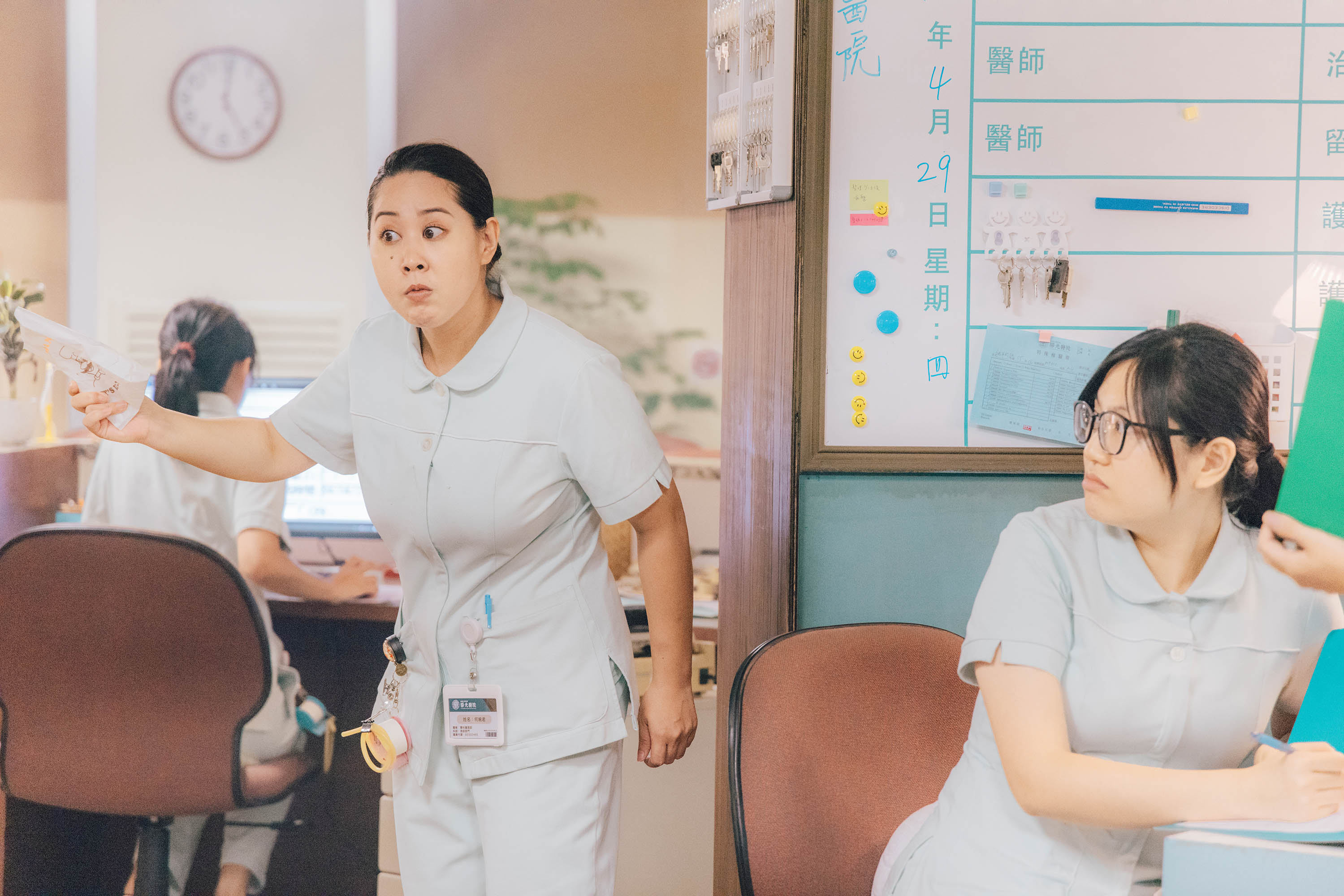 蘇瀅(左)在《村裡來了個暴走女外科》飾演護理師婉君。(公共電視提供)