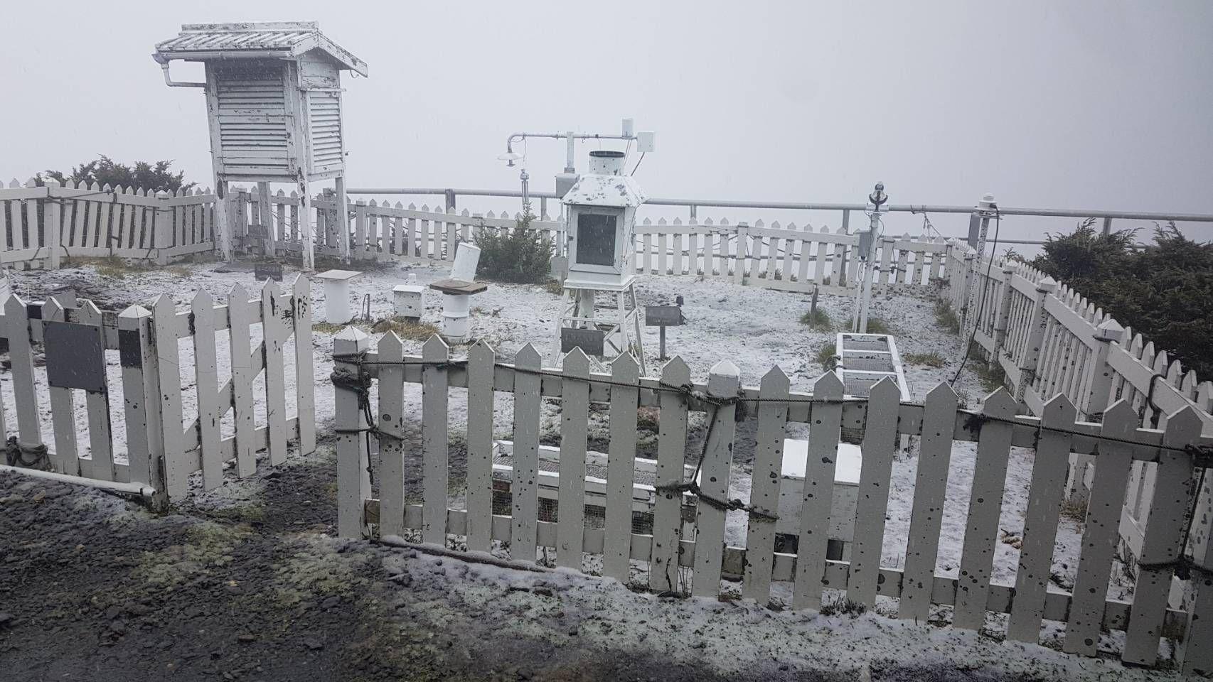 玉山今下起5月雪,約0.5公分,持續約30分鐘。(氣象局提供)