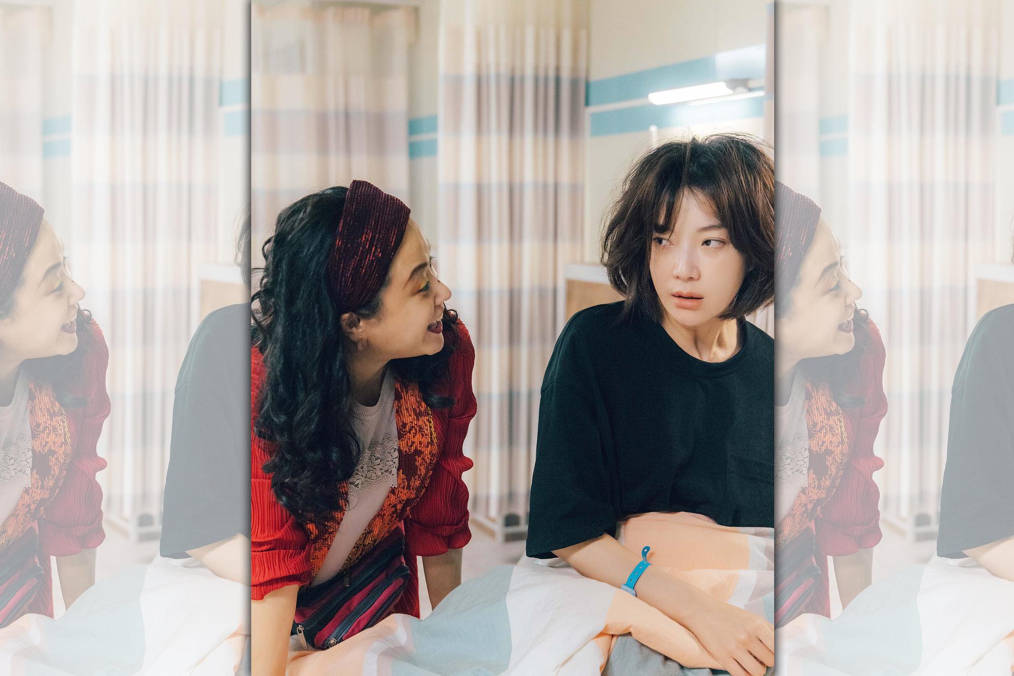 在《村裡來了個暴走女外科》中蔡淑臻（右）飾演暴走外科醫師小劉醫師。（公共電視提供）