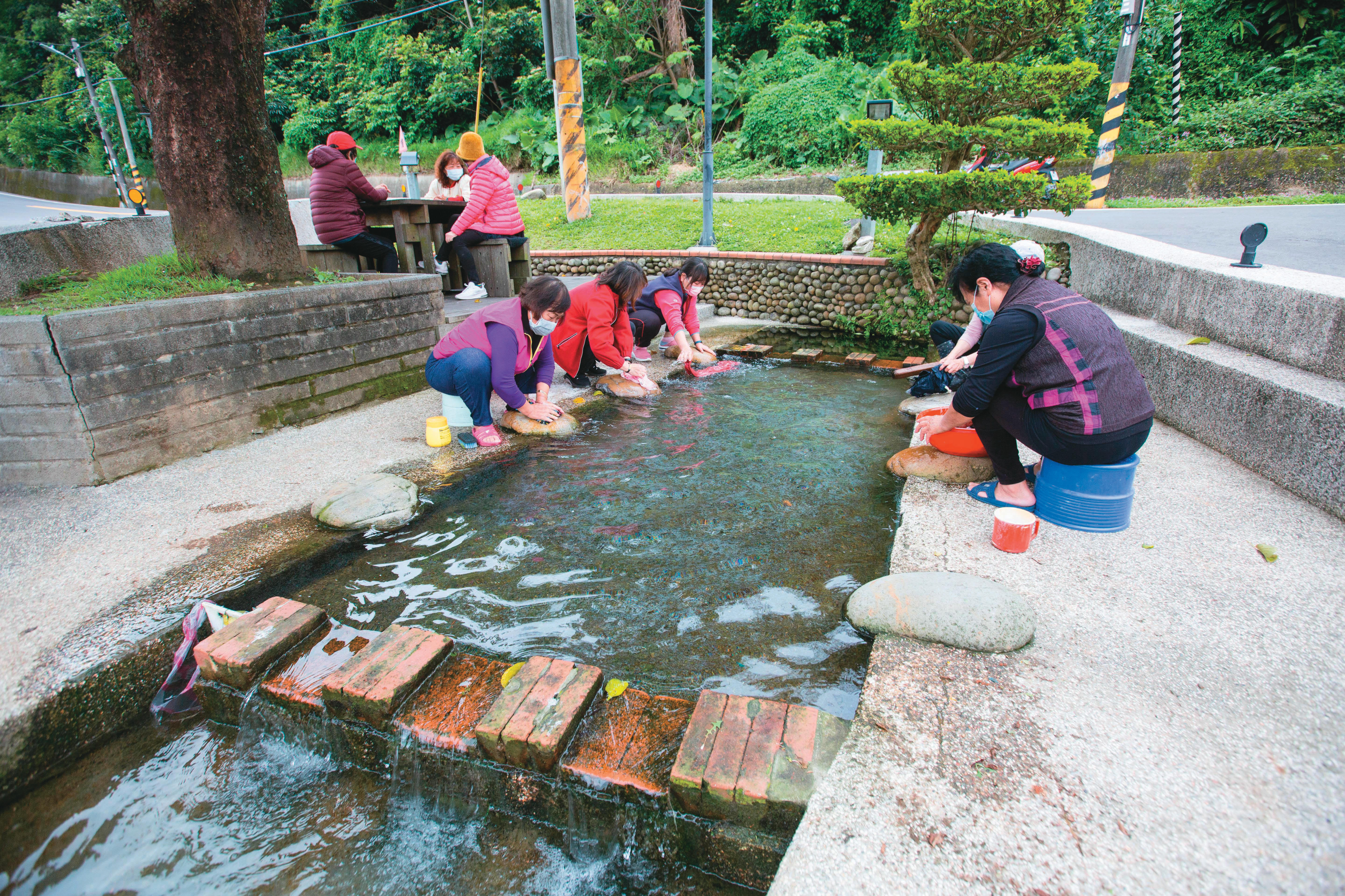 即便家中有現代洗衣設備,到浣衣池洗衣談心仍是許多霄裡居民的日常。