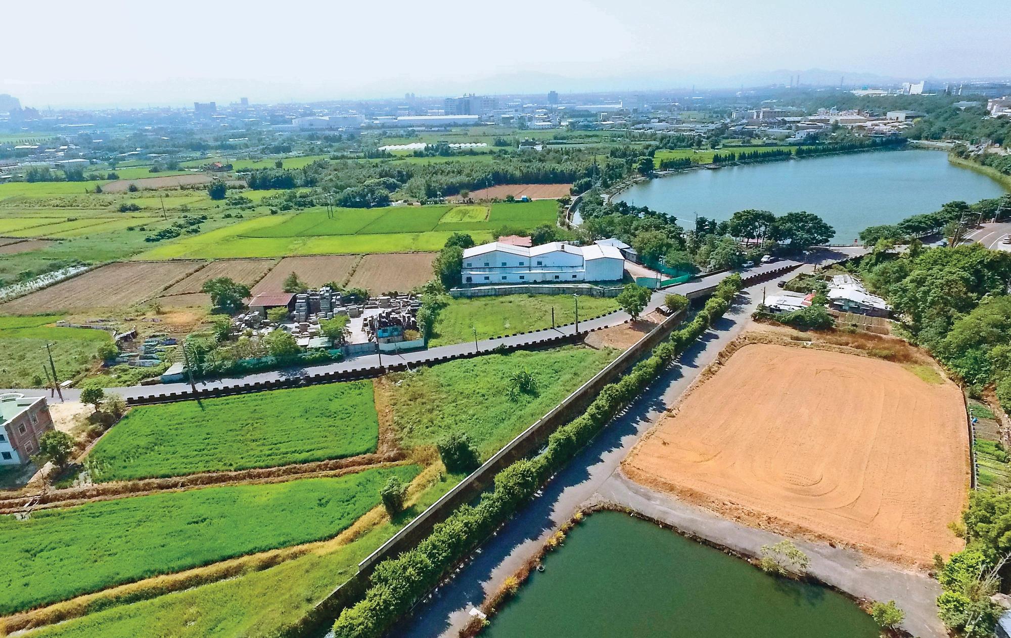 池水灌溉了世世代代的霄裡田,也促成了當地延續至今的浣衣文化。(陳其澎提供)
