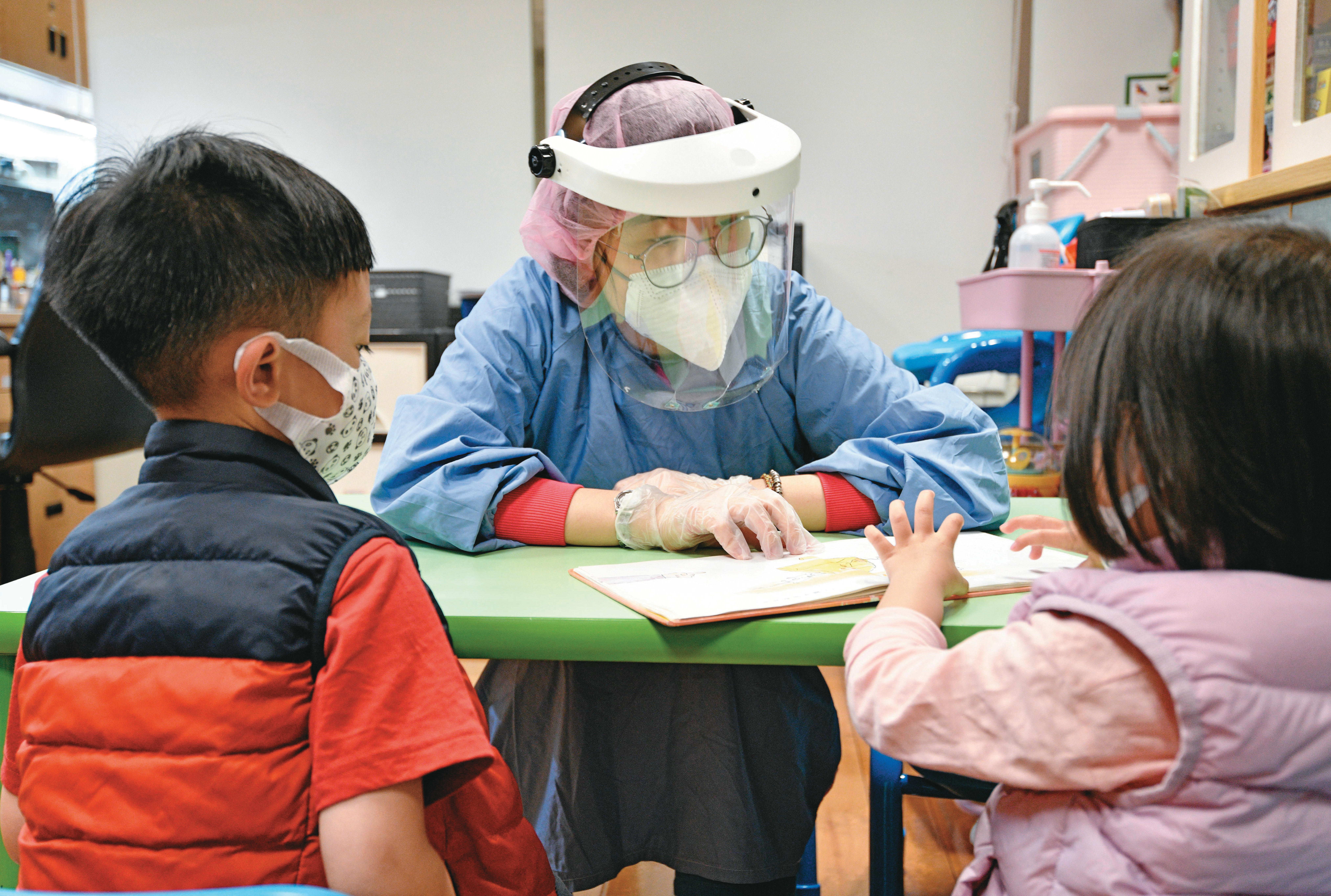 「語言治療」為早期療育中的一環，透過繪本共讀，一起學習口說字彙，理解文意脈絡。